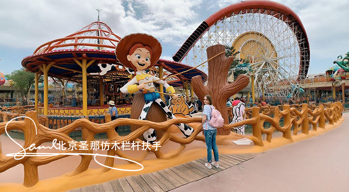 1750841369732304.jpeg jimeng-2025-06-25-2592-正在施工制作的旅游區(qū)樓梯室外安全圍欄設(shè)計制作過程,美工正在施工制作,先用鋼筋焊接....jpeg